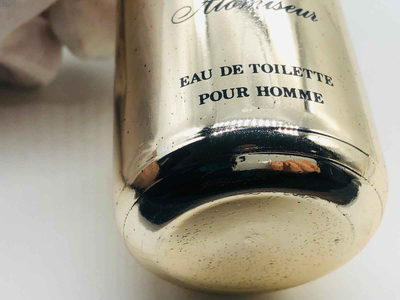 Bottiglia di profumo Jocelyn Pour Homme con design elegante e classico per uomini