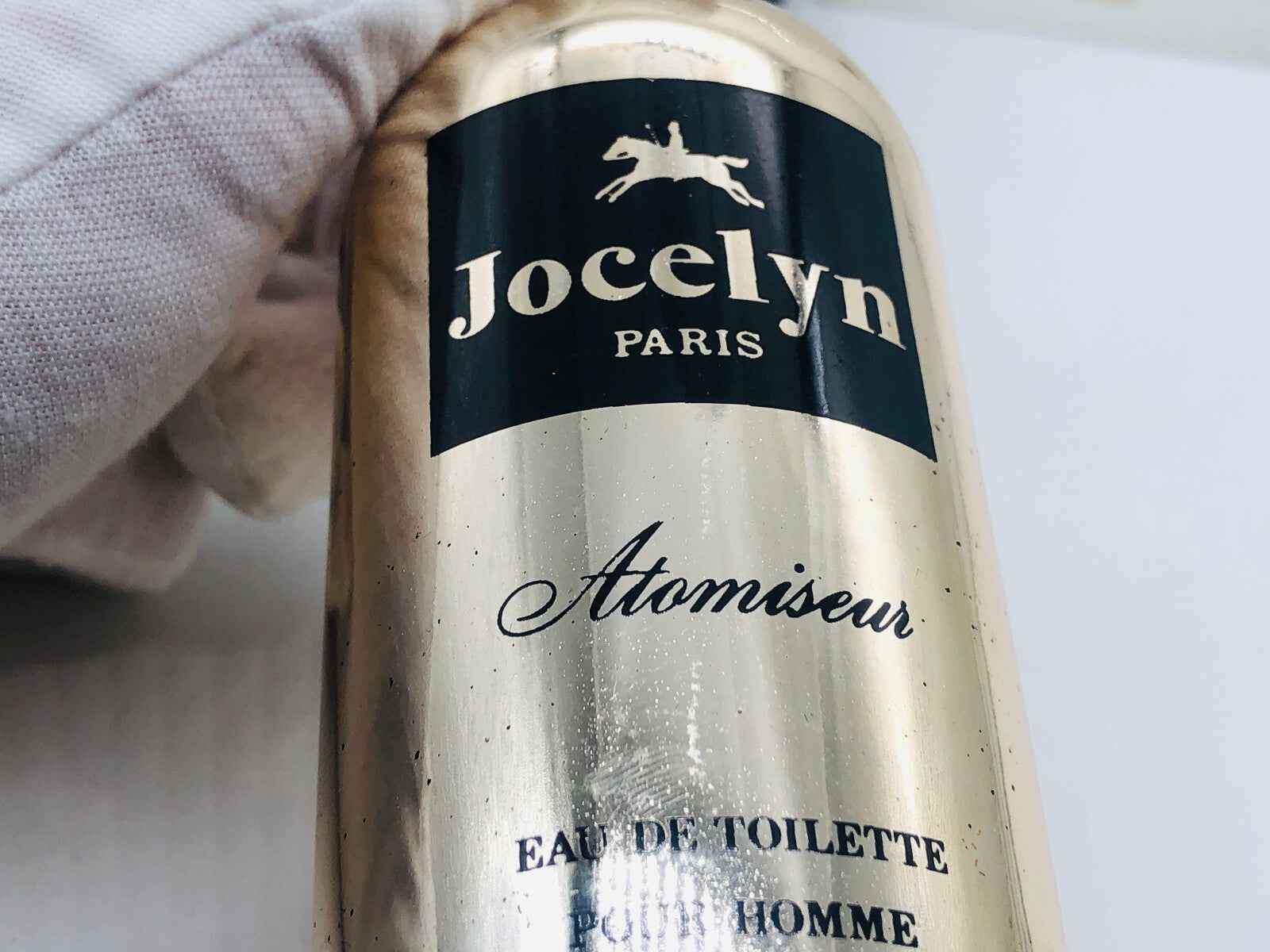 Flacone di Profumo Jocelyn Pour Homme con etichetta dorata e design elegante