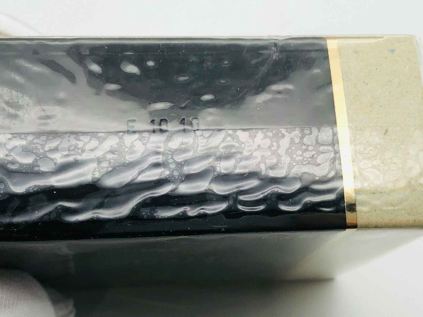Scatola di profumo K Krizia Vintage con design elegante e dettagli dorati