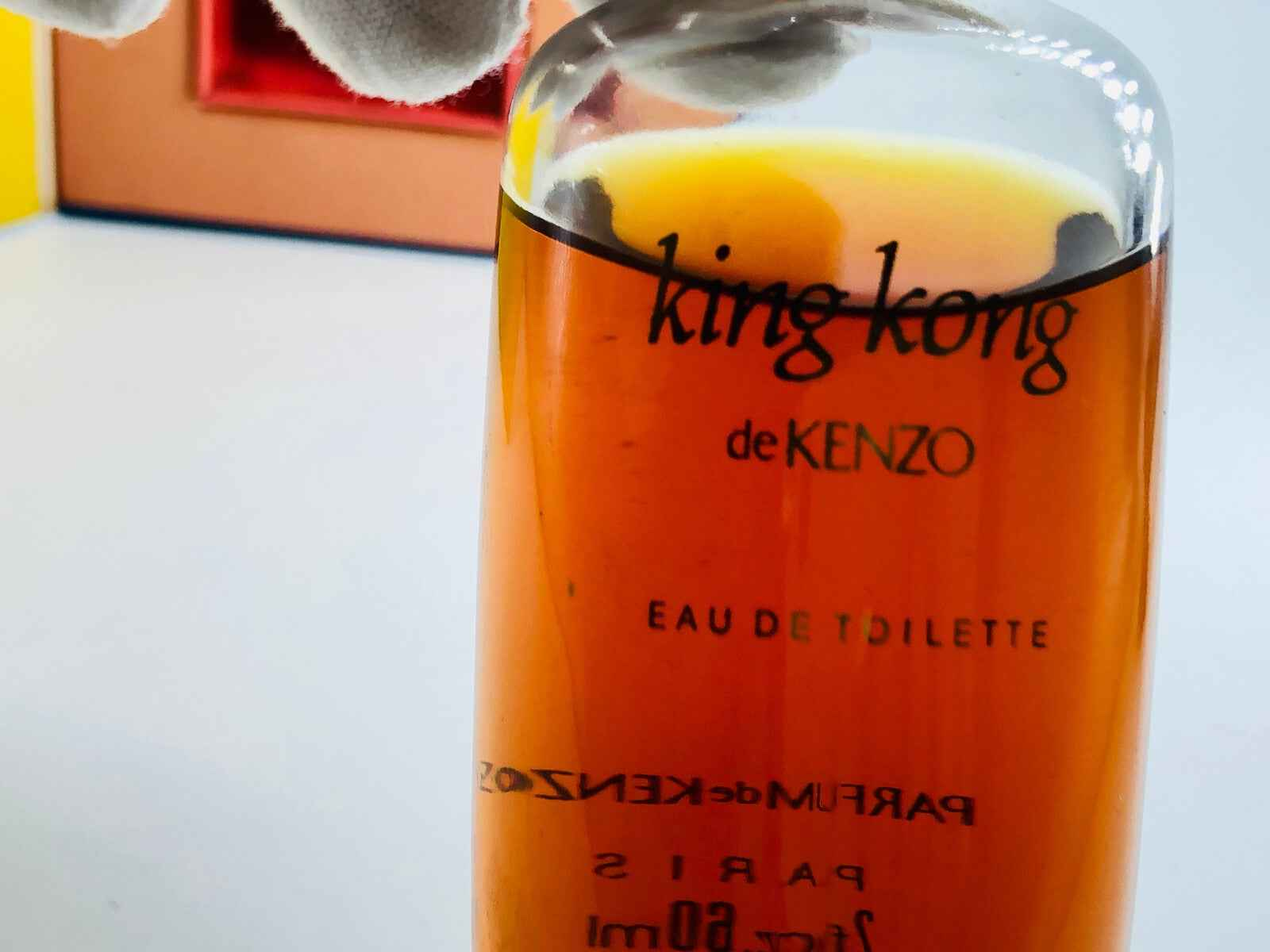 Flacone di profumo Kenzo King Kong Vintage in vetro con etichetta nera e liquido ambrato