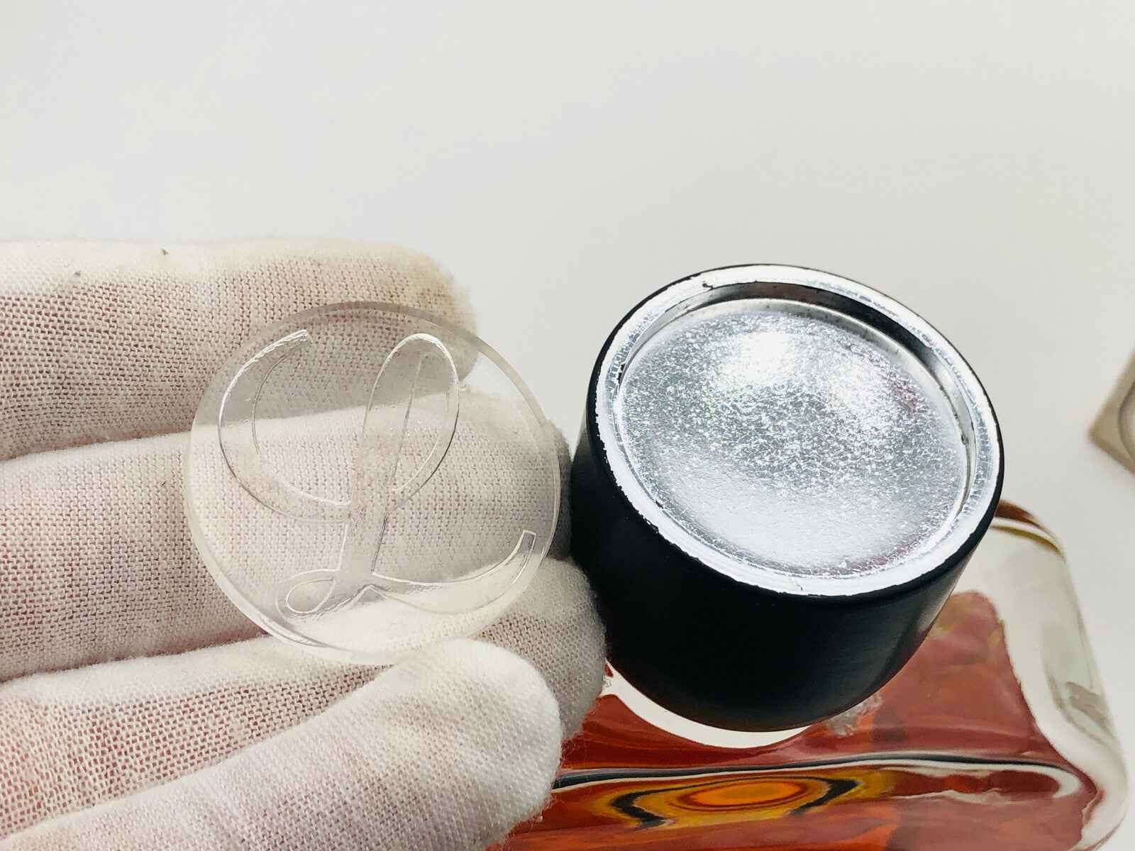 Flacone di profumo L De Loewe con tappo in metallo e base elegante, ideale per ogni occasione