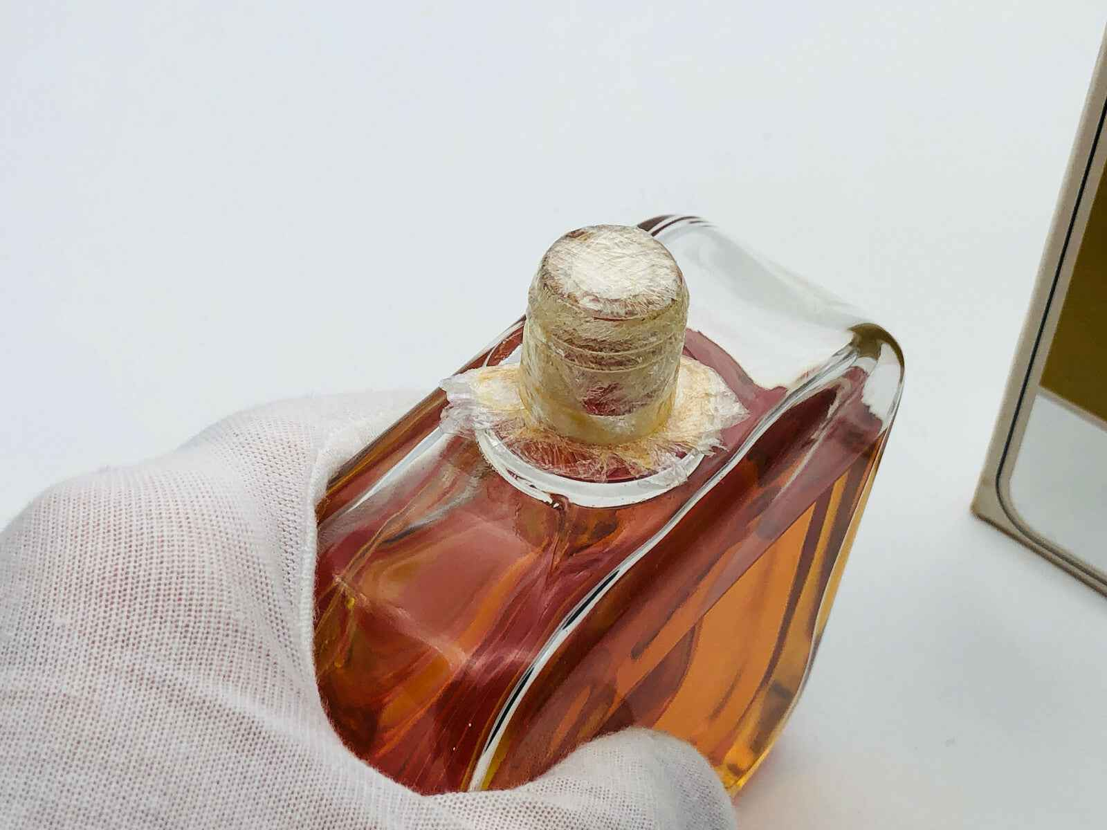 Flacone di profumo L De Loewe con una fragranza calda e avvolgente in una bottiglia elegante