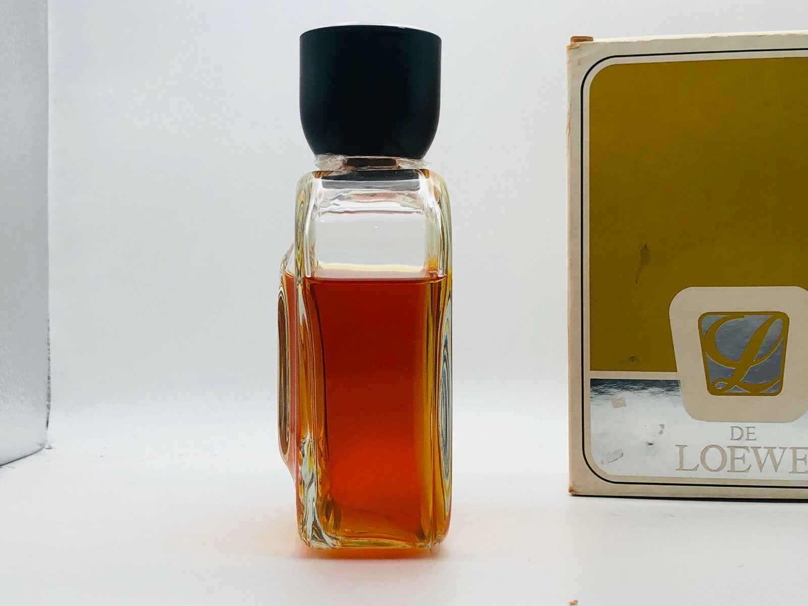 Profumo L De Loewe in flacone elegante con tappo nero e confezione vintage