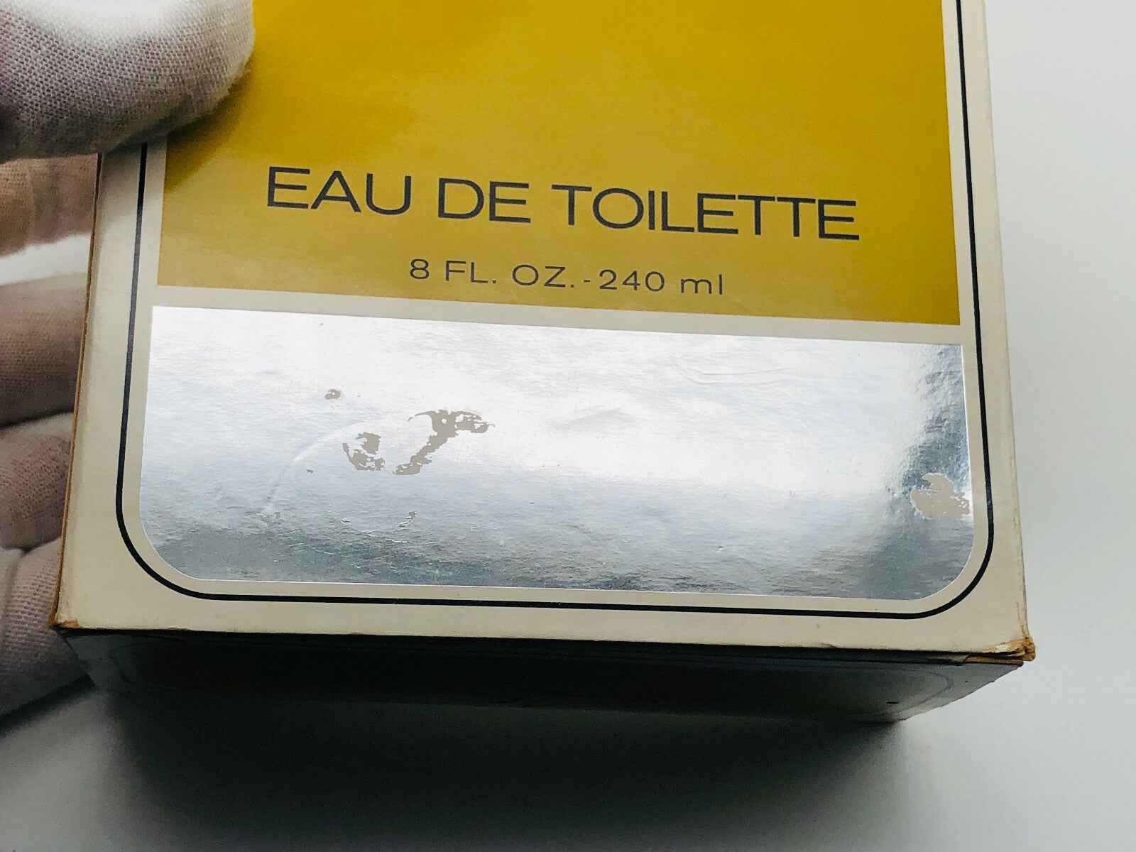 Scatola di profumo L De Loewe Eau de Toilette da 240 ml con design elegante e riflesso lucido