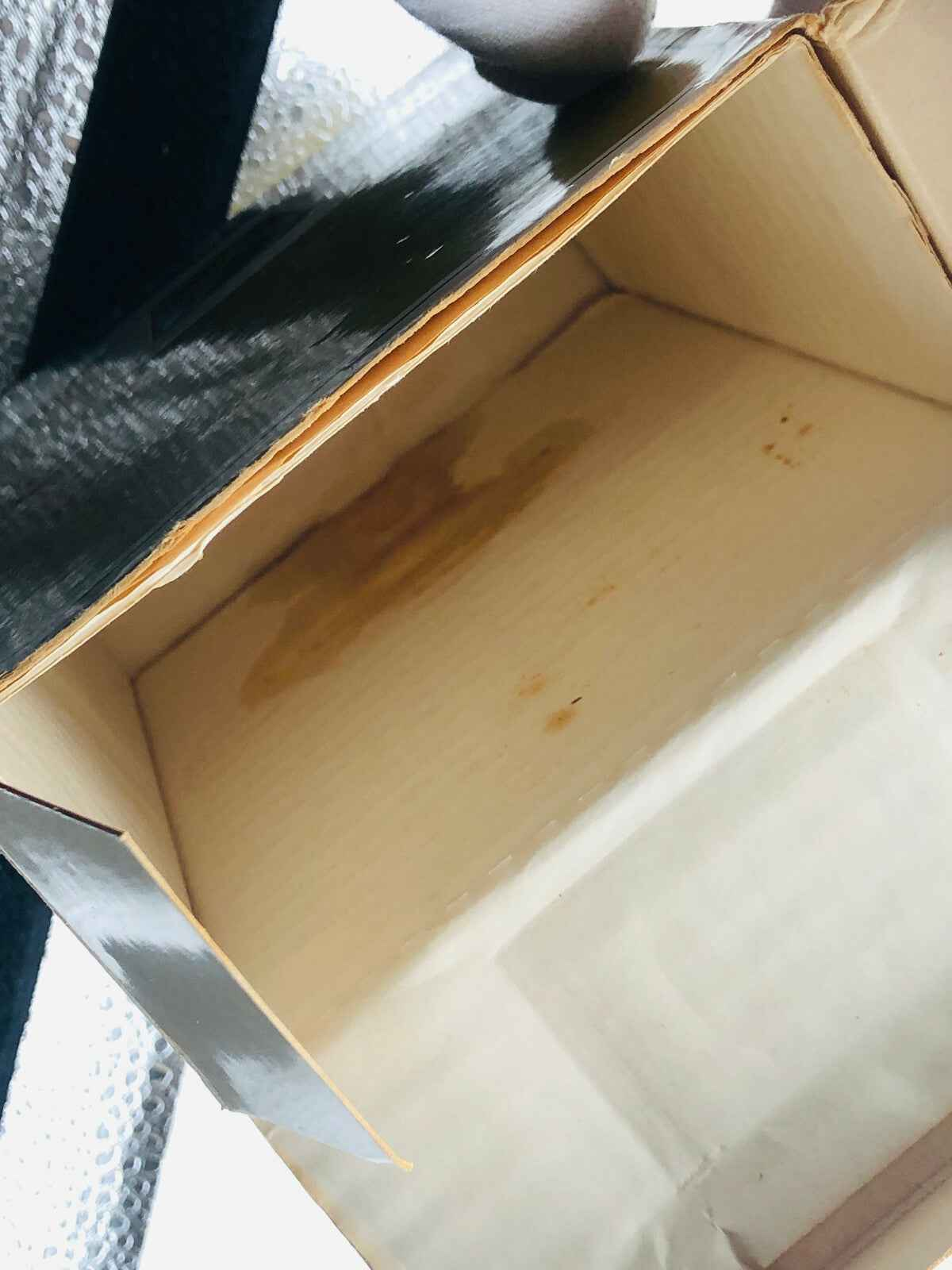 Scatola vuota di profumo L De Loewe con tracce di profumo all'interno