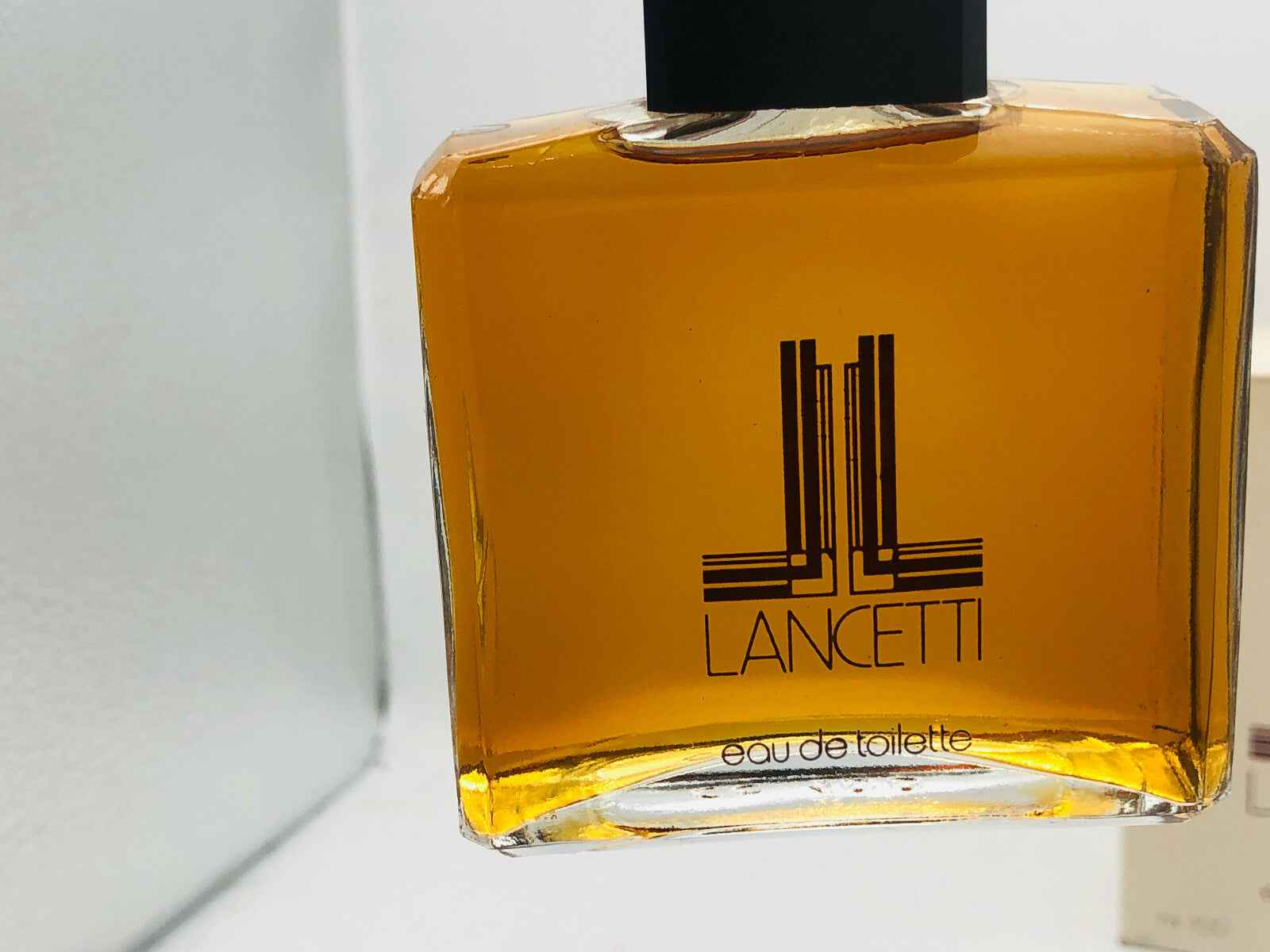 Flacone di profumo Lancetti Donna con tonalità dorata, elegante design e confezione raffinata