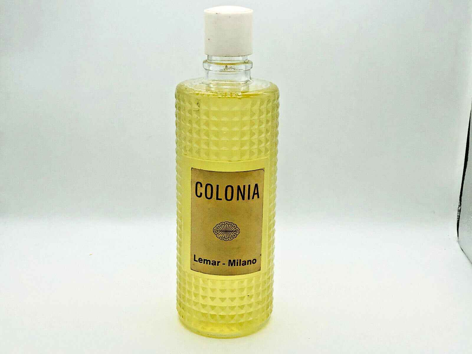 Profumo Lemar Colonia in bottiglia trasparente con etichetta elegante e tappo bianco