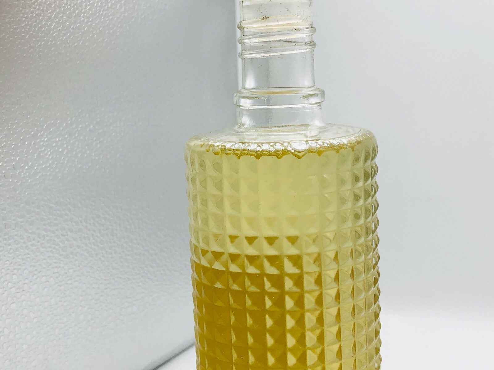 Flacone di profumo Lemar Colonia con design unico e colore ambrato