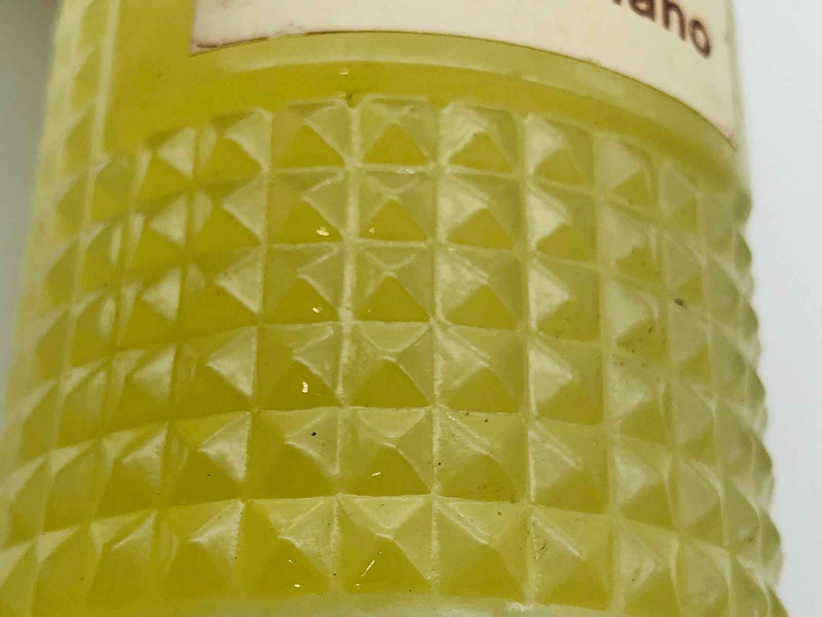 Dettaglio del flacone di Profumo Lemar Colonia con superficie a rilievo e colore verde chiaro