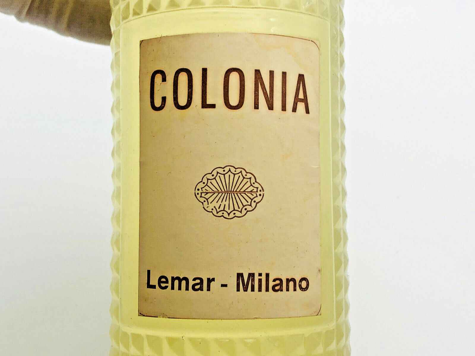 Flacone di Profumo Lemar Colonia con etichetta classica, perfetto per ogni occasione