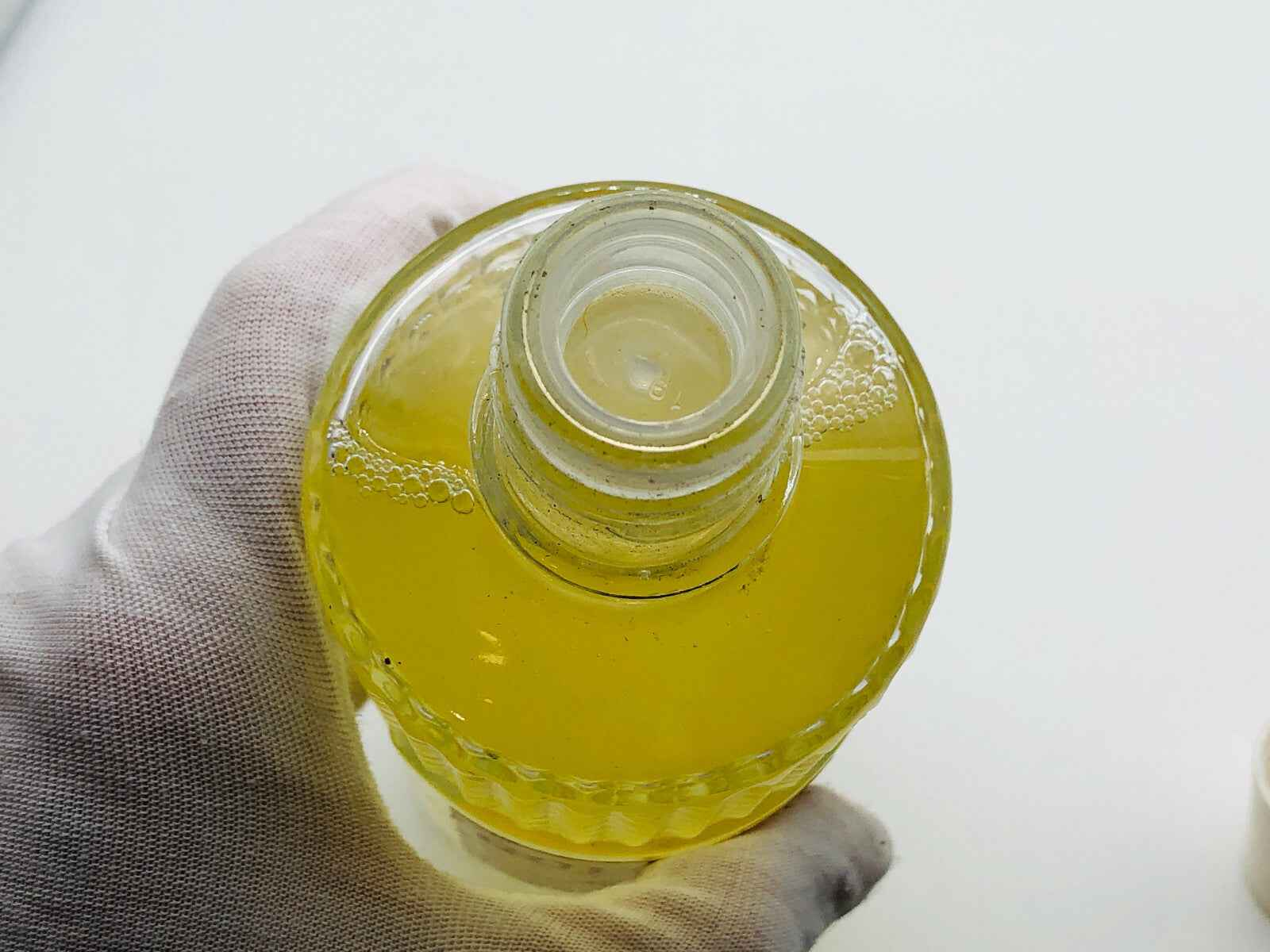 Flacone di Profumo Lemar Colonia con chiusura a vite e liquido giallo trasparente