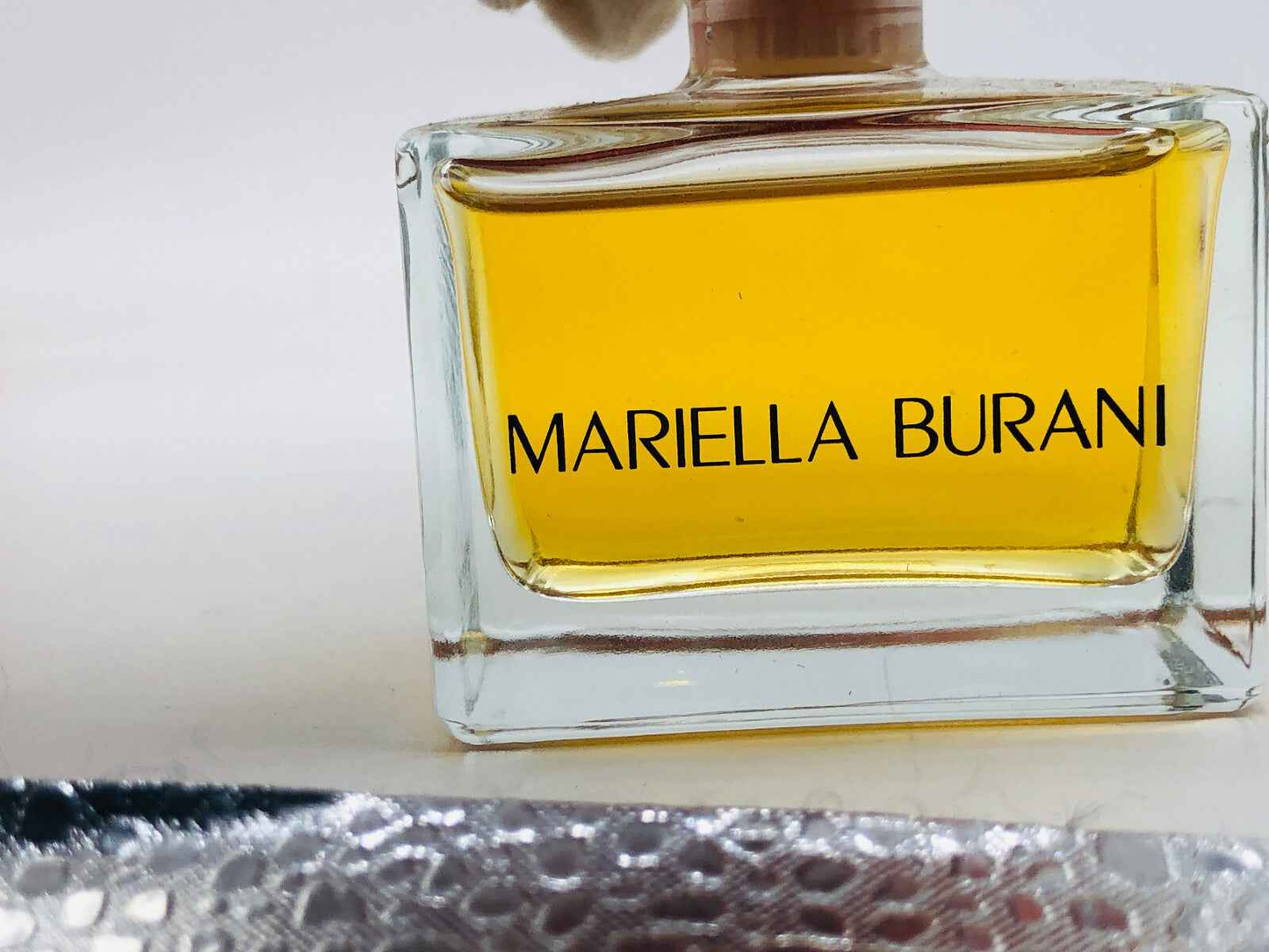Bottiglia di profumo Mariella Burani Vintage con aroma distintivo e design elegante