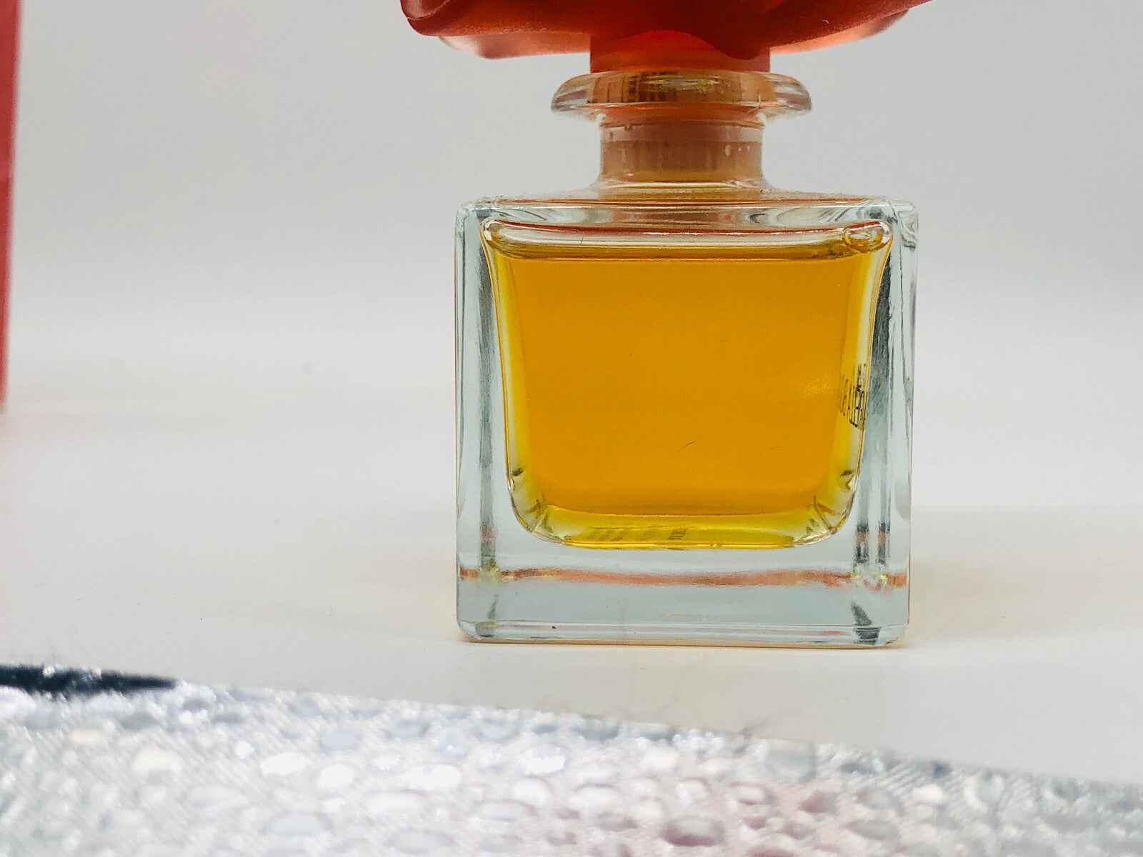 Flacone di profumo Mariella Burani Vintage con tappo decorativo e liquido dorato