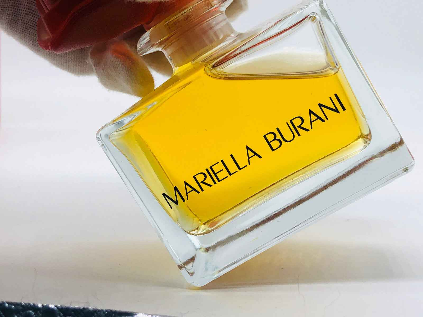 Flacone di profumo Mariella Burani Vintage con un'essenza dorata e design elegante