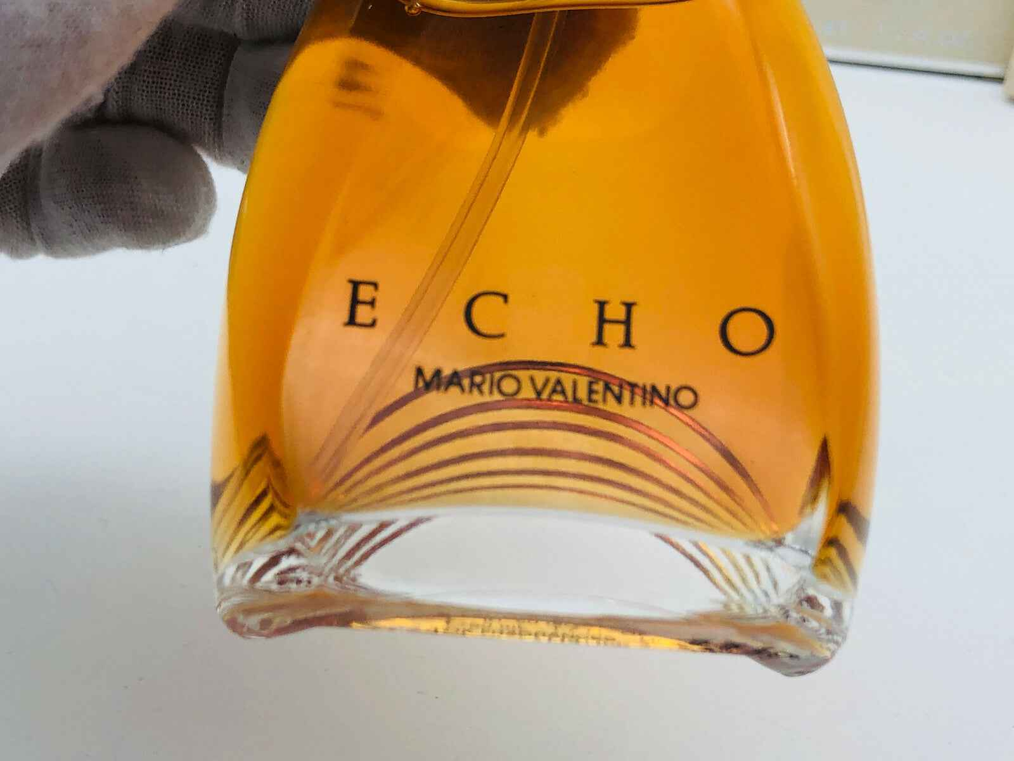 Flacone di profumo Mario Valentino Echo con tonalità dorata e design elegante