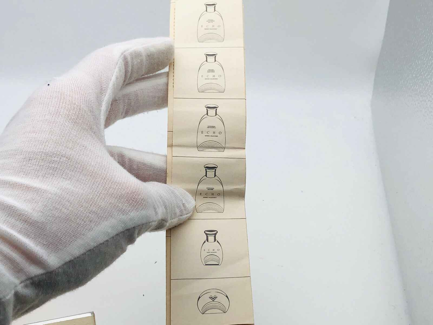 Istruzioni per l'uso del Profumo Mario Valentino Echo con illustrazioni del flacone