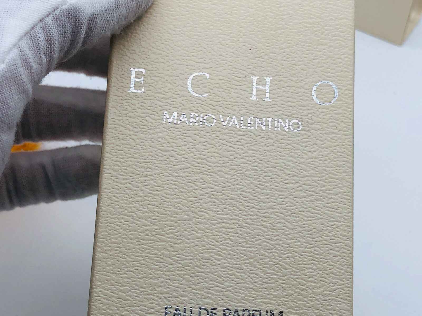 Scatola del profumo Mario Valentino Echo con design elegante e lettering in rilievo