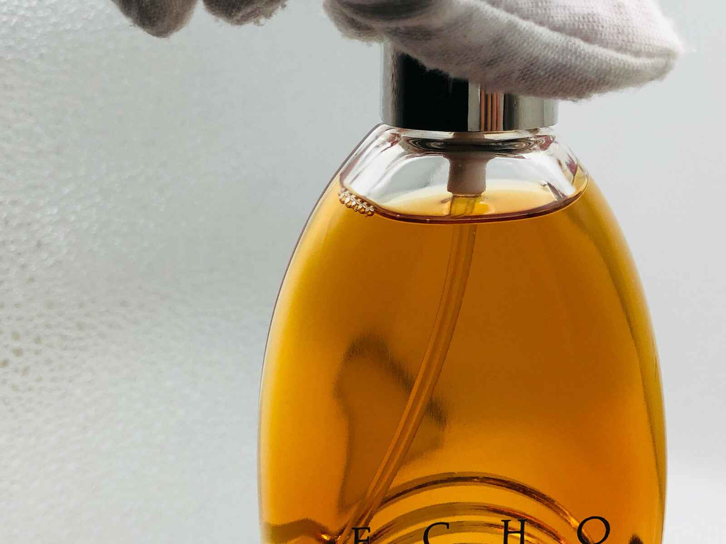 Flacone di profumo Mario Valentino Echo con tonalità dorata e spruzzatore elegante