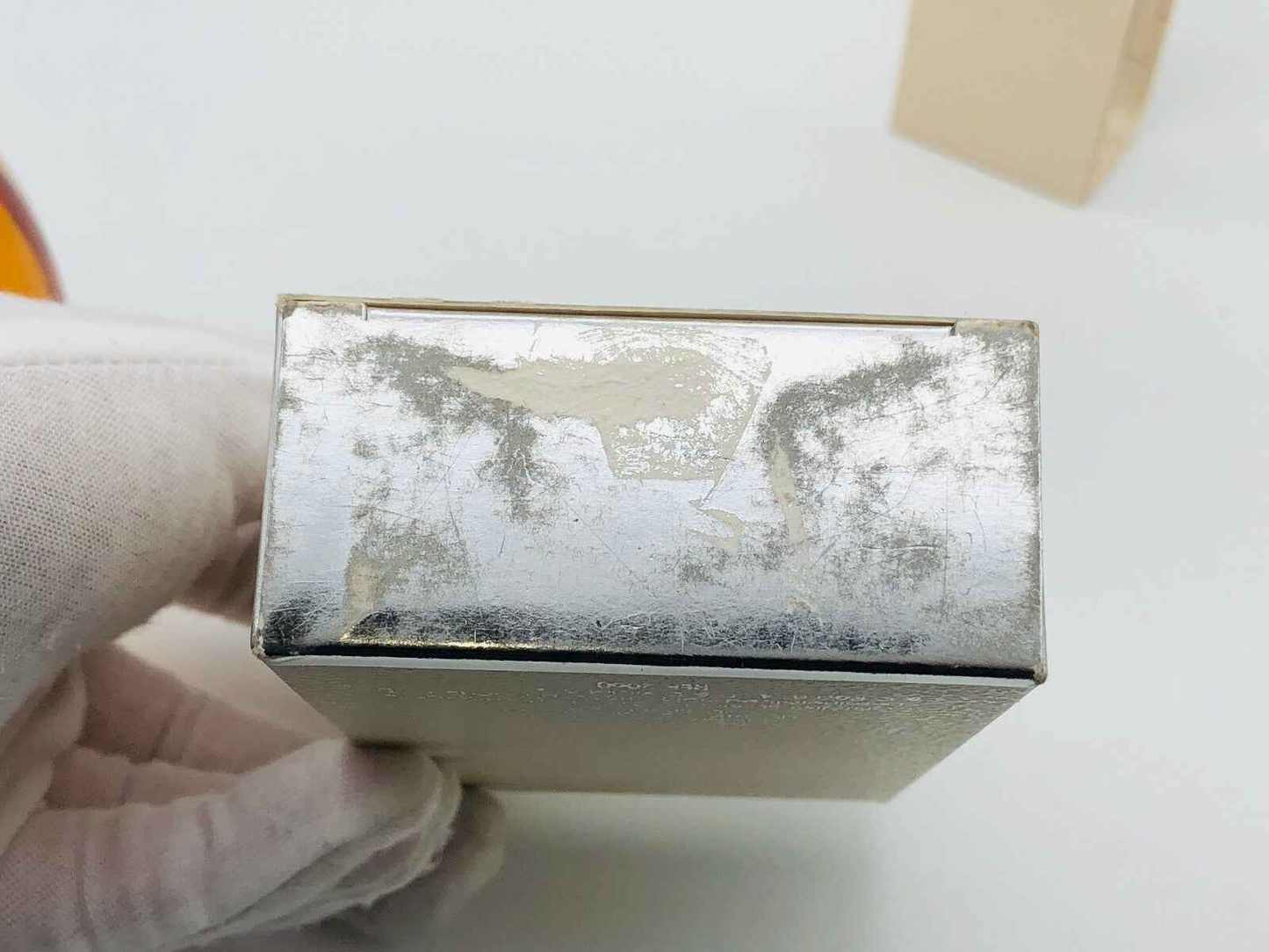 Scatola del profumo Mario Valentino Echo con riflessi metallici e design elegante