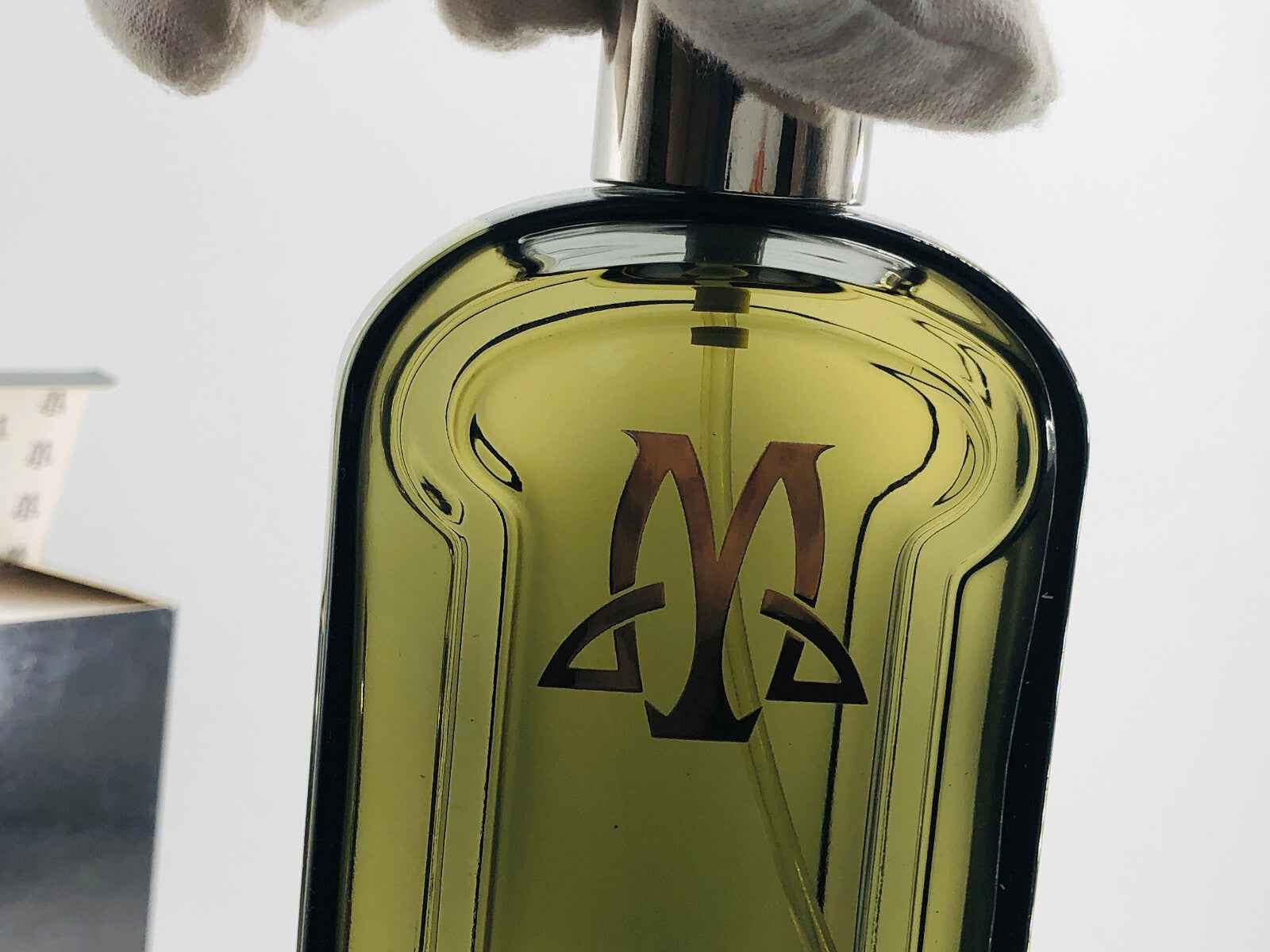 Flacone di profumo Maxim'S De Paris con design elegante e logo distintivo in bella vista
