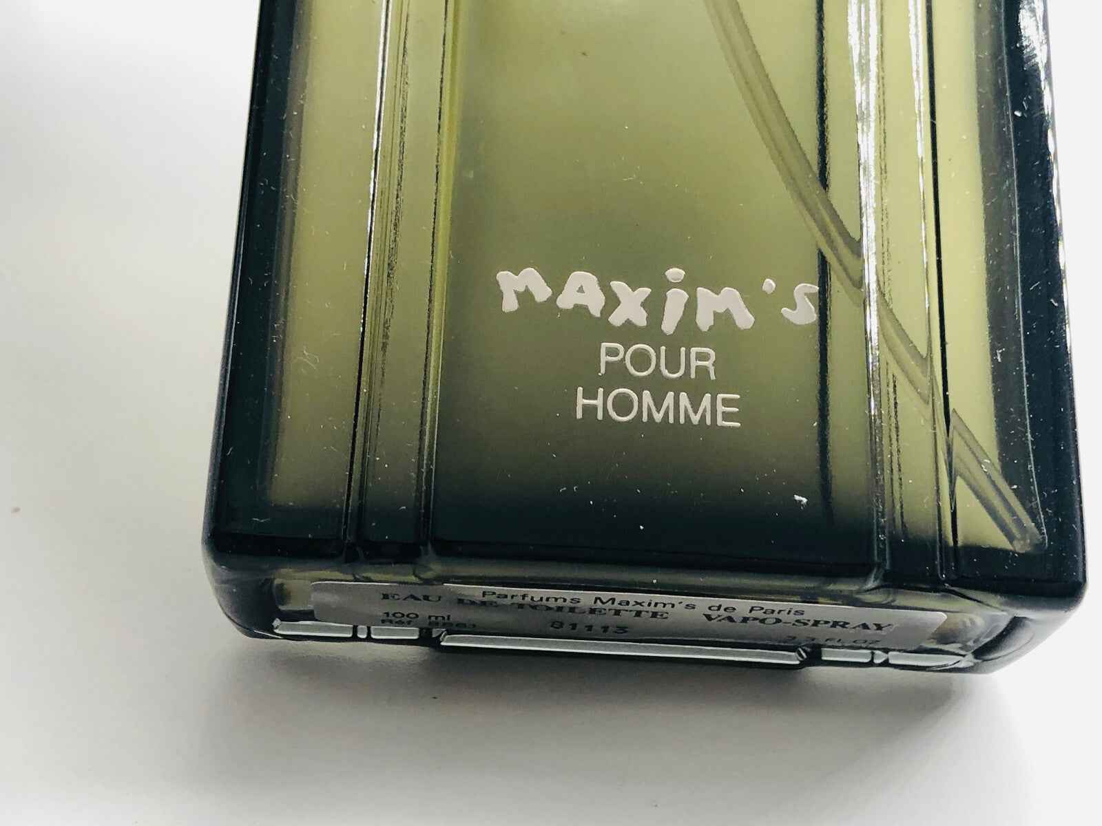 Profumo Maxim'S De Paris in flacone verde con etichetta per uomo e design elegante