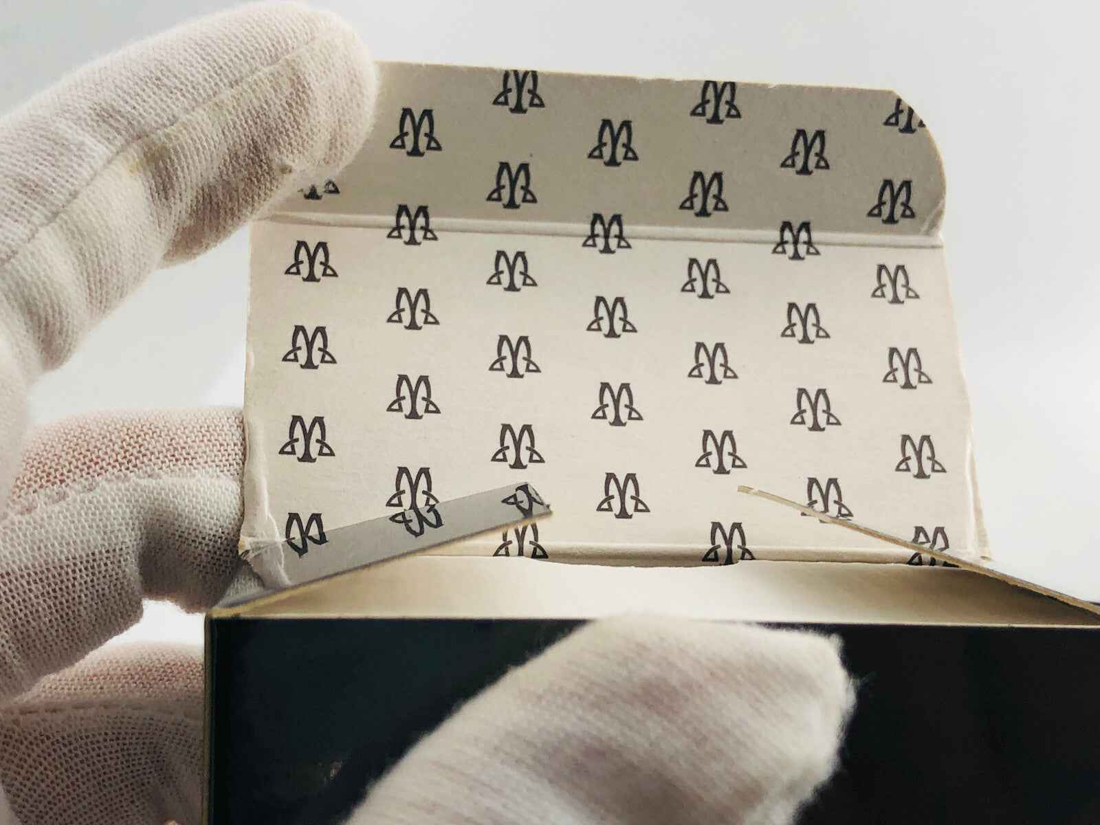 Interno della scatola del profumo Maxim'S De Paris con logo stampato su carta di rivestimento