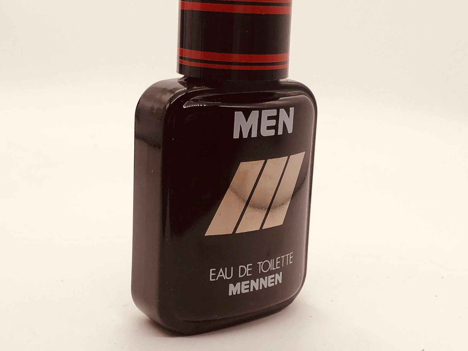 Flacone di profumo Mennen Men Eau de Toilette con design elegante e logo distintivo