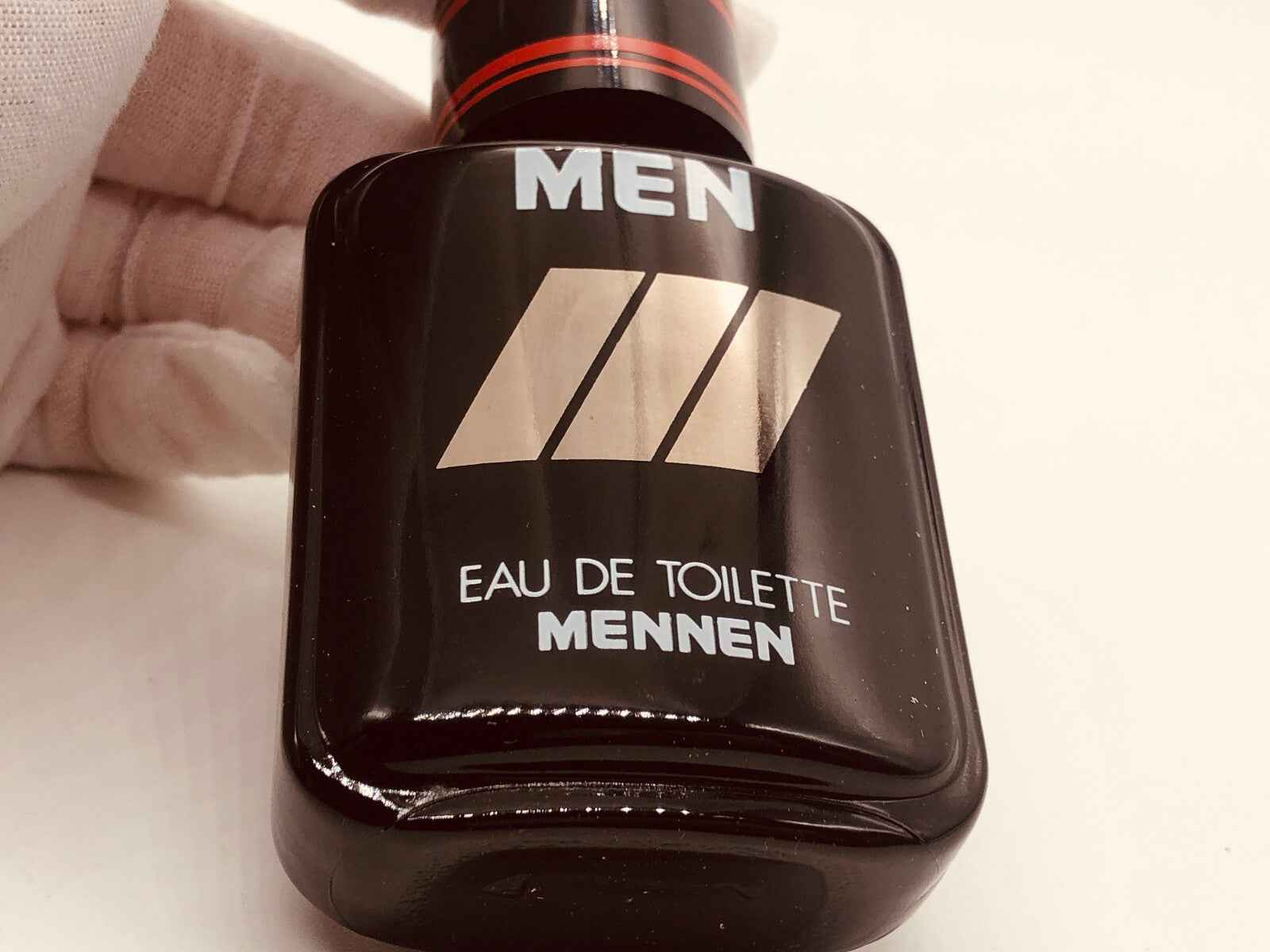 Flacone di profumo Mennen Men Eau de Toilette con design elegante e moderno