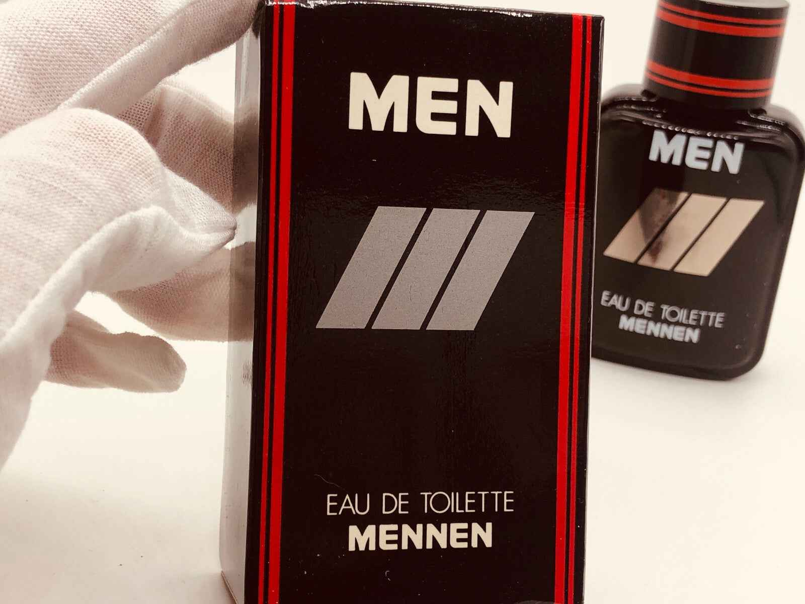 Profumo Mennen Men con confezione elegante e flacone scuro per un fragrance maschile distintivo