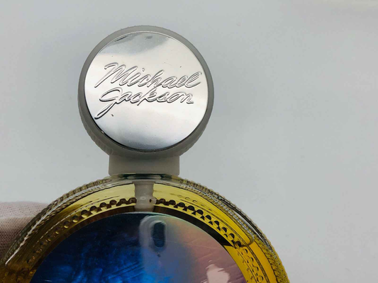 Dettaglio del flacone di profumo Michael Jackson con chiusura elegante e design unico