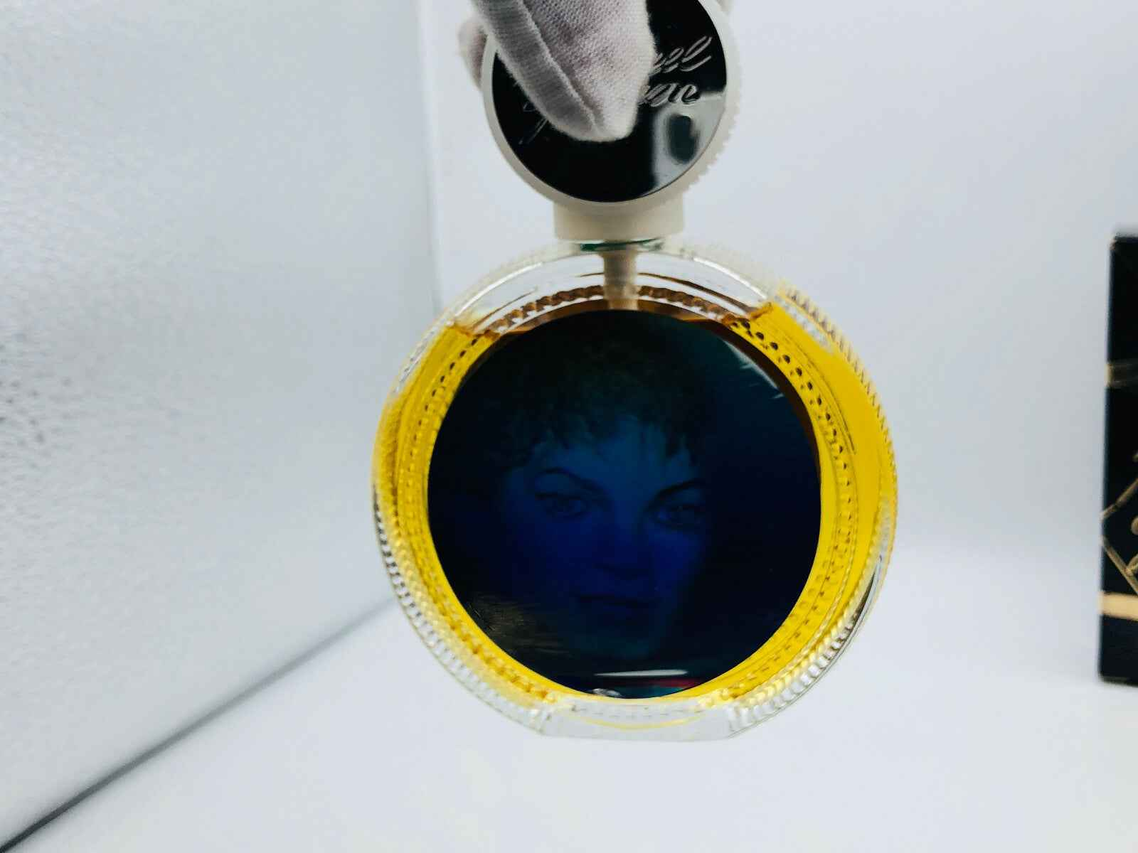Flacone di profumo Michael Jackson con design raffinato e essenza unica per i fan del re del pop