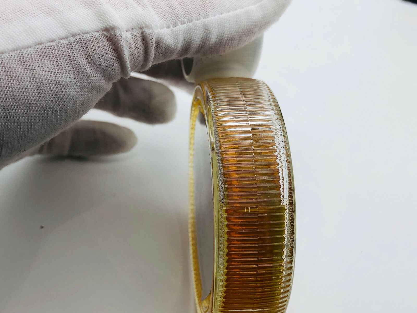 Flacone di profumo Michael Jackson con design elegante e dettagli in vetro dorato