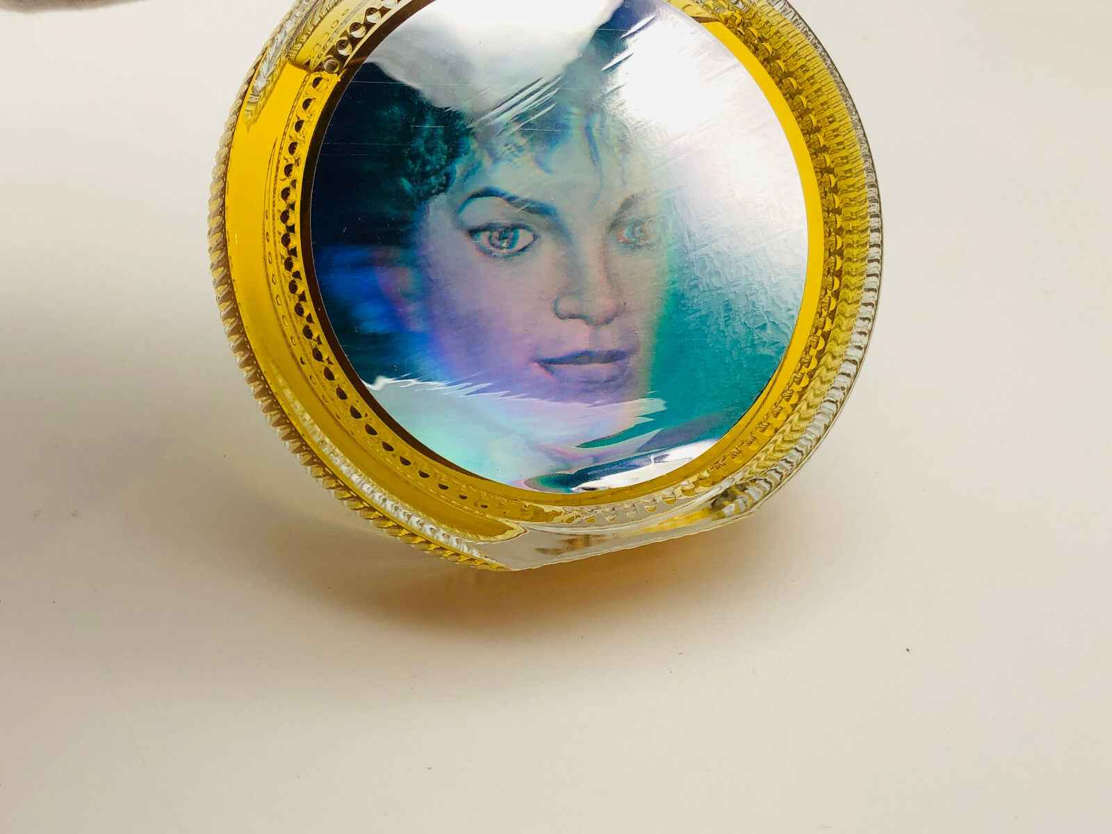 Flacone di profumo Michael Jackson con etichetta che mostra l'immagine iconica del re del pop