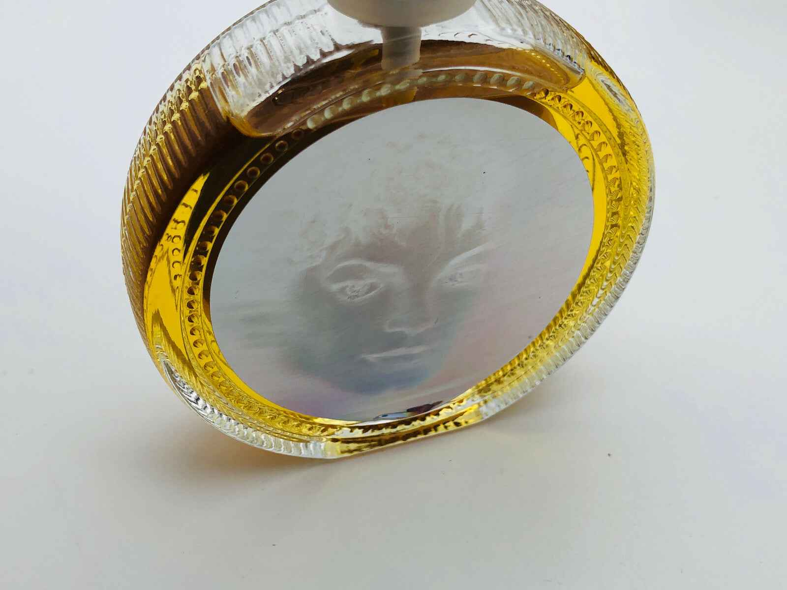 Flacone di profumo Michael Jackson con design elegante e riflesso distintivo