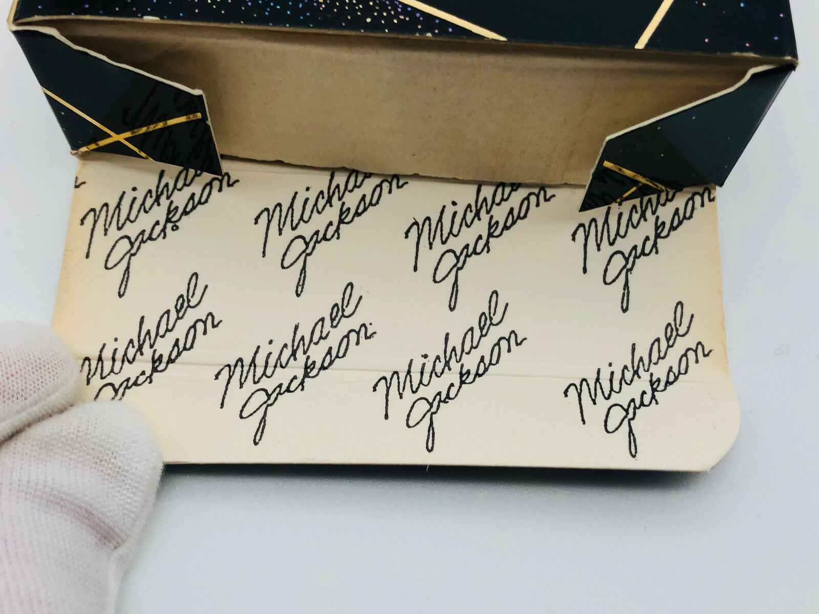 Interno della confezione del profumo Michael Jackson con scritte di Michael Jackson in bella vista