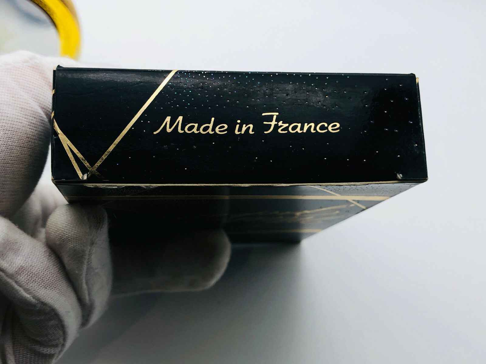 Scatola del profumo Michael Jackson con scritta Made in France e design elegante