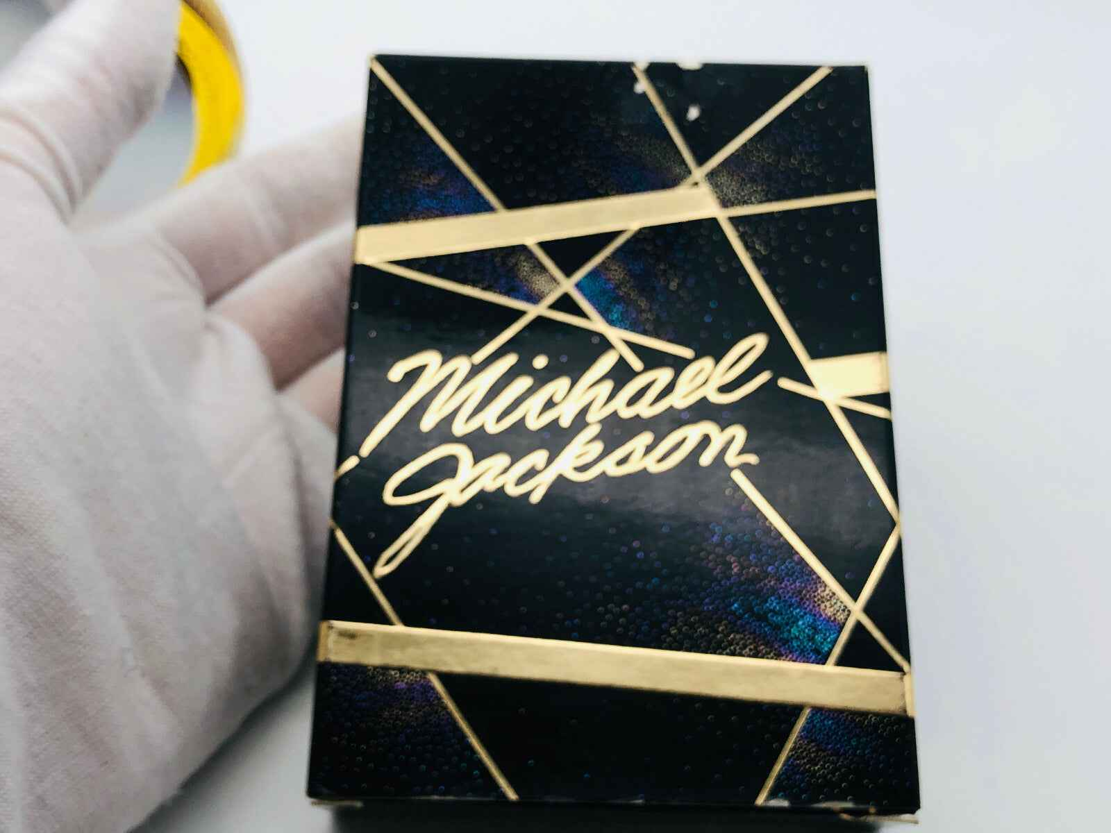 Confezione profumo Michael Jackson con design elegante e dettagli dorati