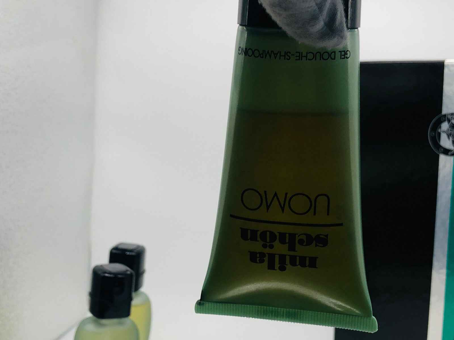 Profumo Mila Schon Uomo in bottiglia elegante con design distintivo per l’uomo moderno