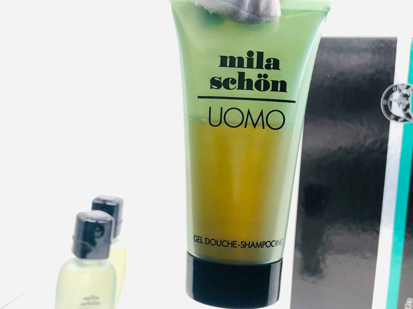 Gel Doccia-Shampoo Profumo Mila Schon Uomo in confezione verde brillante per una freschezza duratura