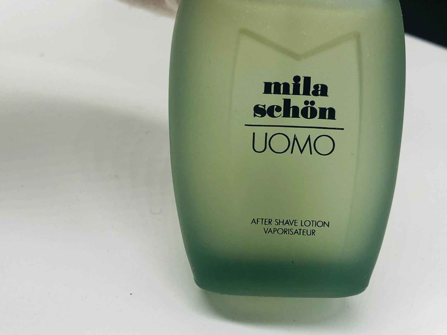 Flacone di lozione dopobarba Profumo Mila Schon Uomo con etichetta distintiva e design elegante