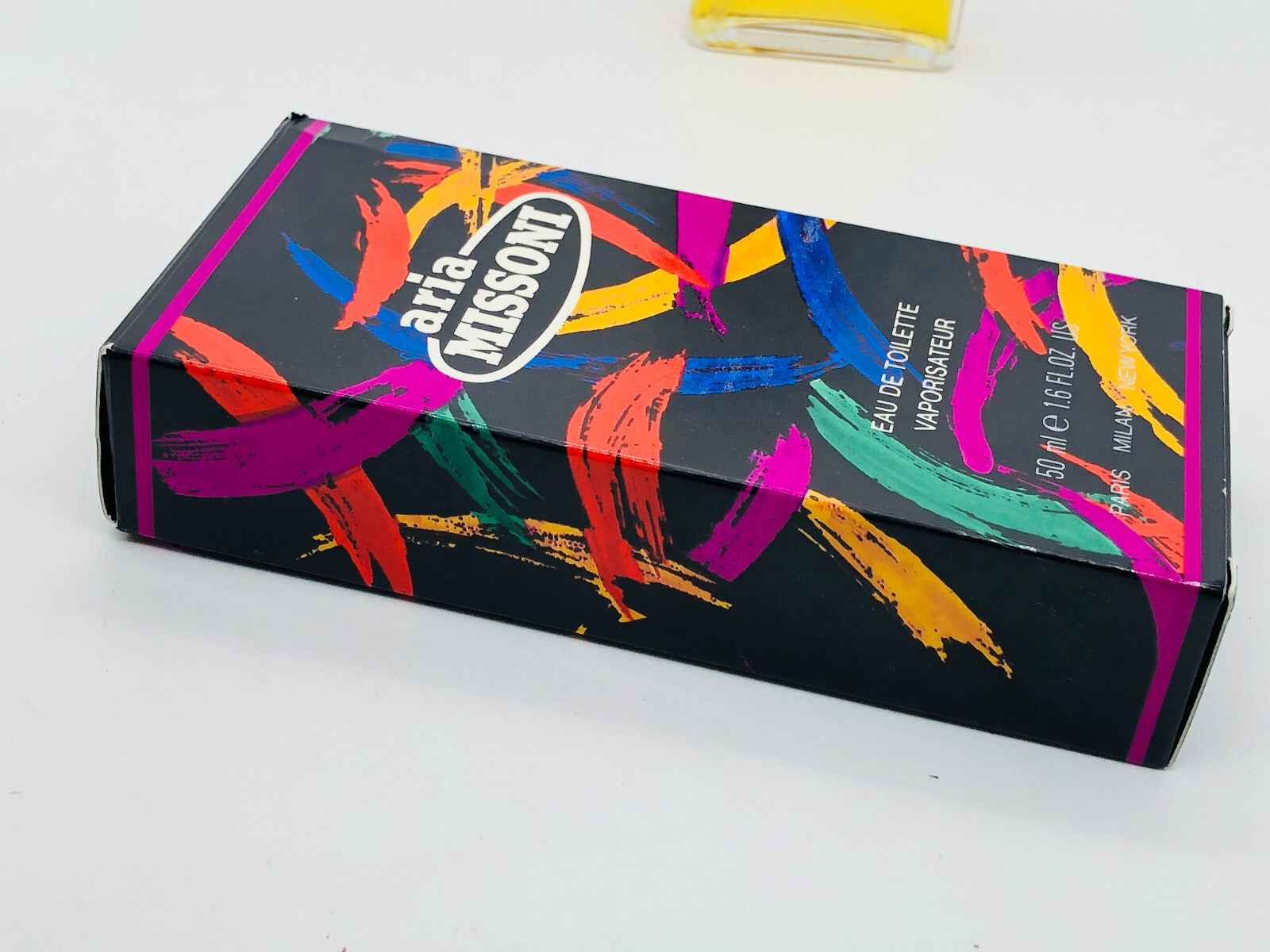 Confezione del profumo Missoni Aria con design colorato e vivace, elegante e moderno