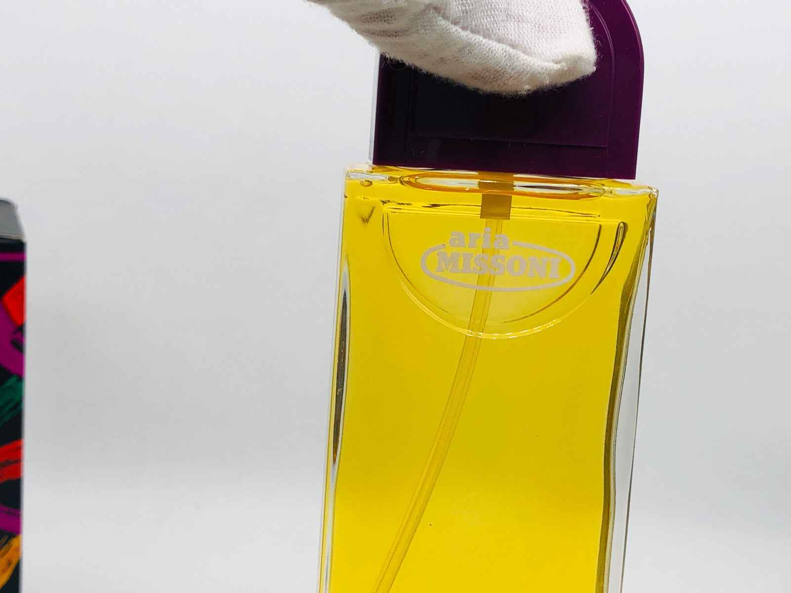 Flacone di profumo Missoni Aria con design elegante e tappo viola distintivo