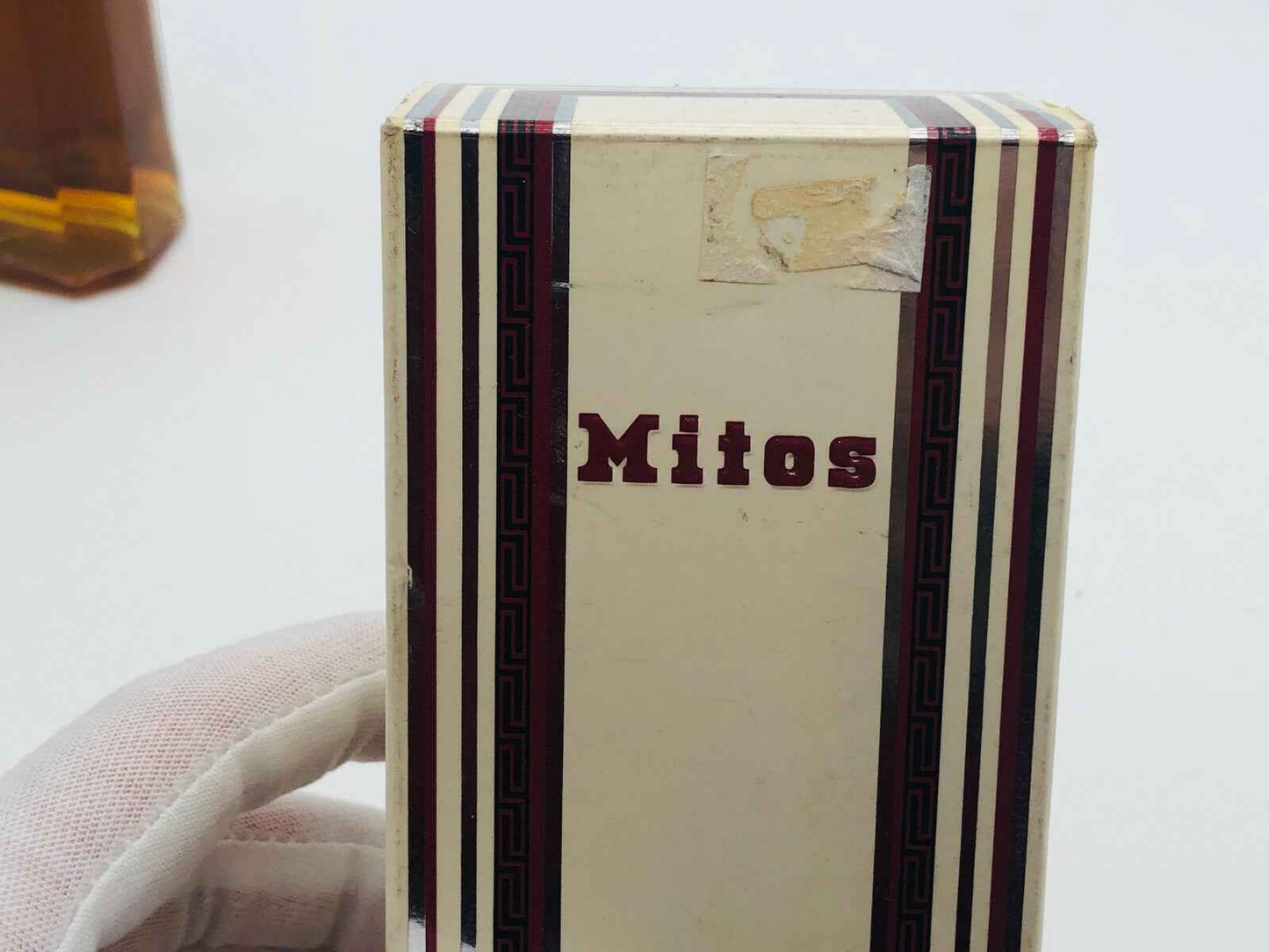 Scatola del profumo Mitos Napoleon con design elegante e dettagli classici