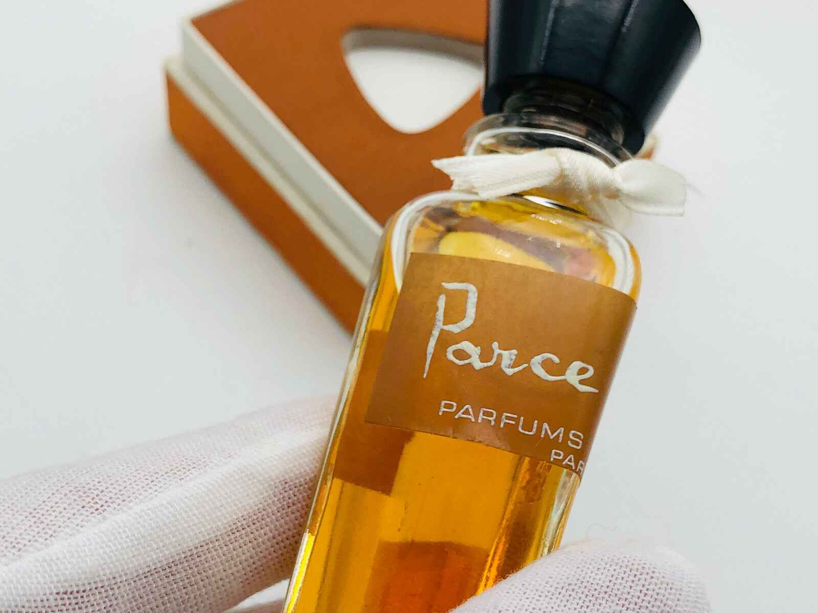 Profumo Parce Que Roberto Capucci in flacone elegante con chiusura nera e confezione raffinata