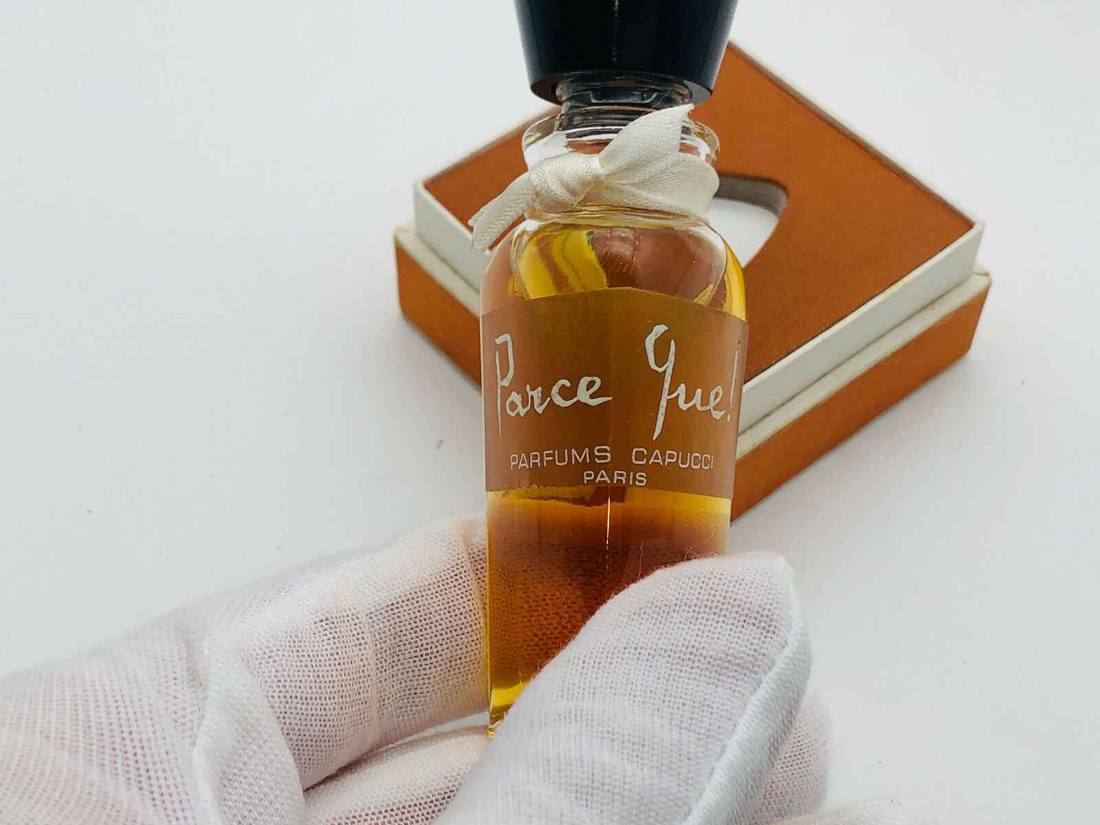 Flacone di Profumo Parce Que Roberto Capucci con scatola, presentato su sfondo bianco