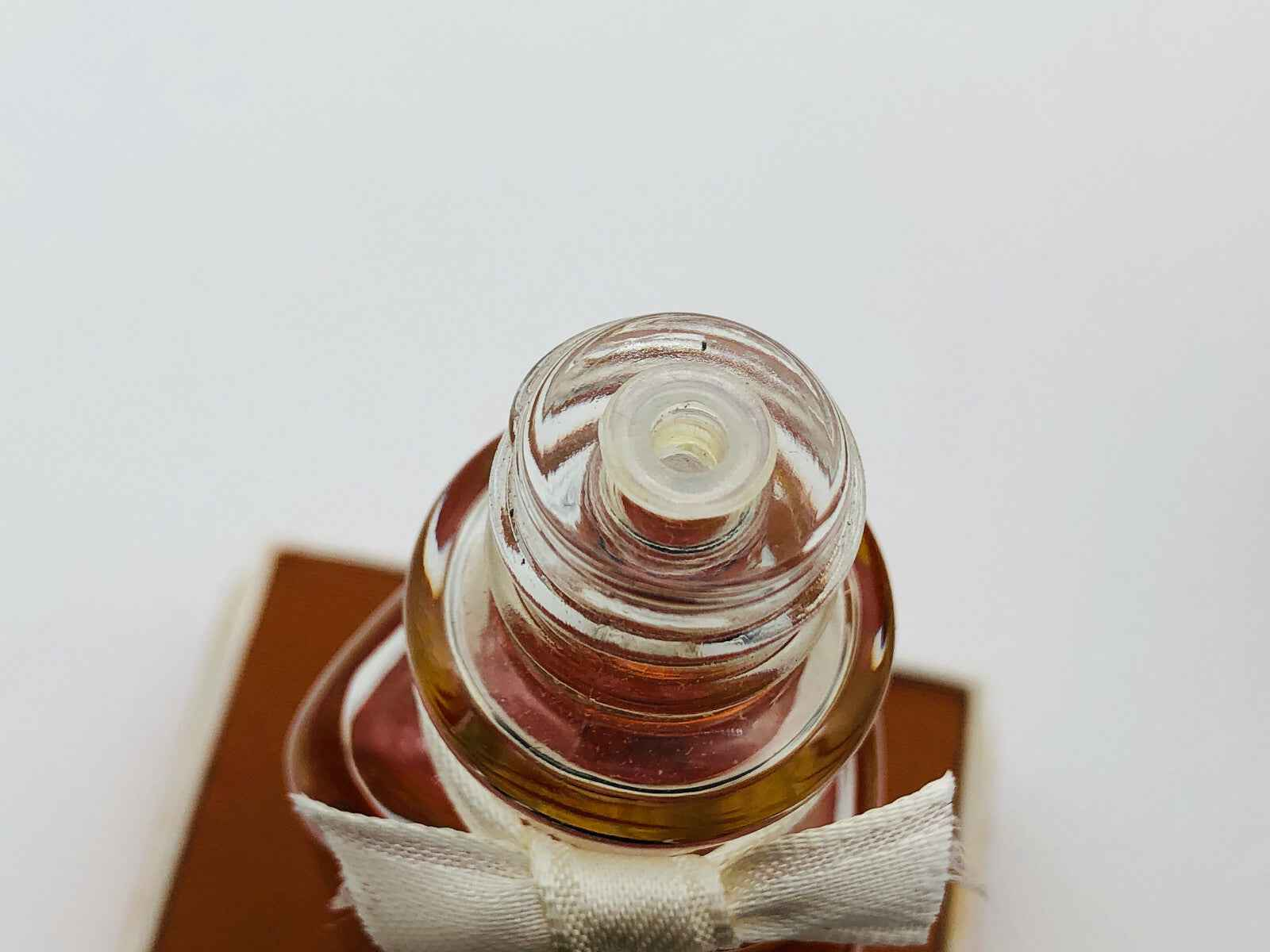 Dettaglio della testa del flacone di Profumo Parce Que Roberto Capucci con design elegante