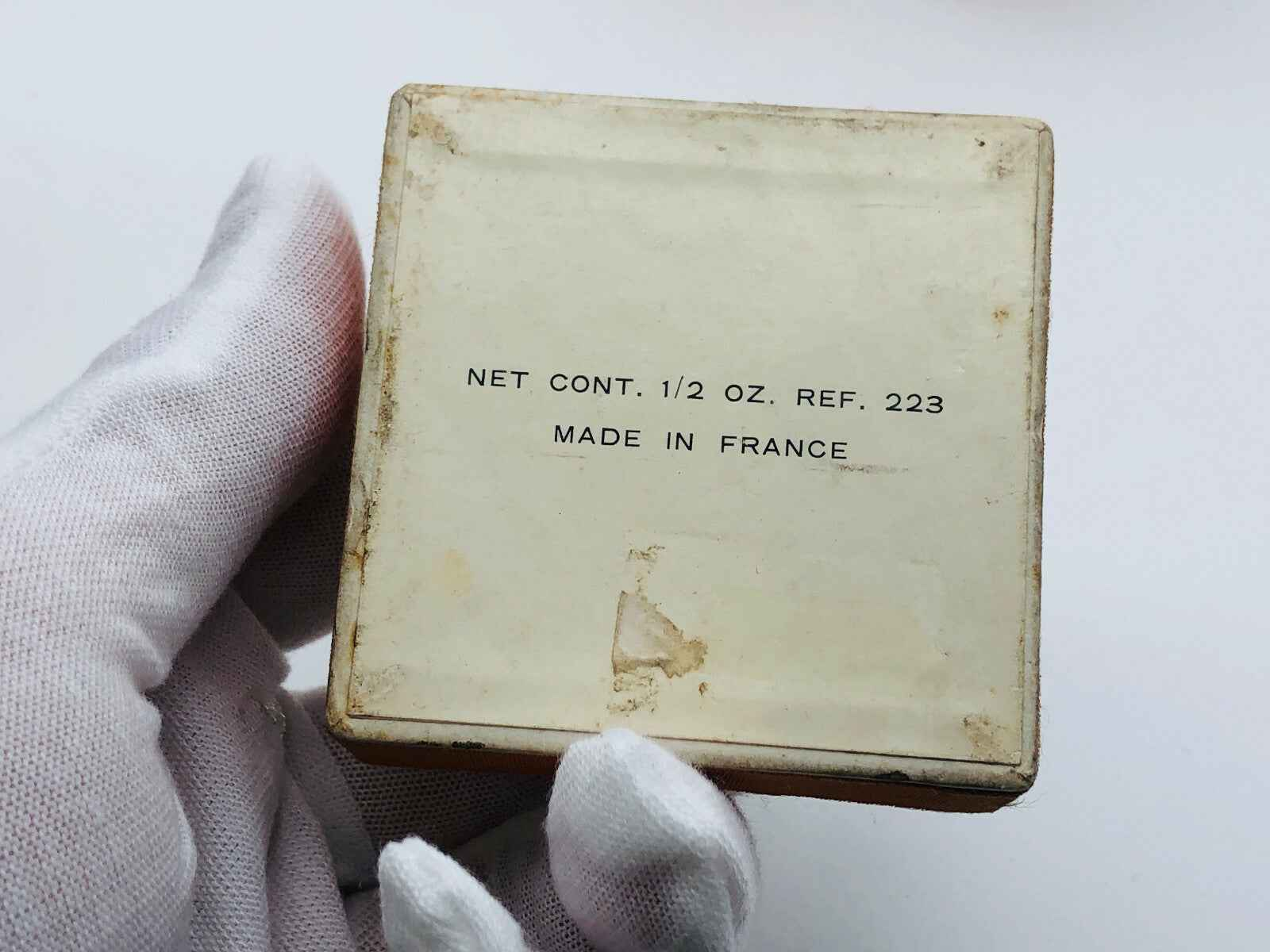 Scatola del profumo Parce Que Roberto Capucci con etichetta Made in France in un design elegante