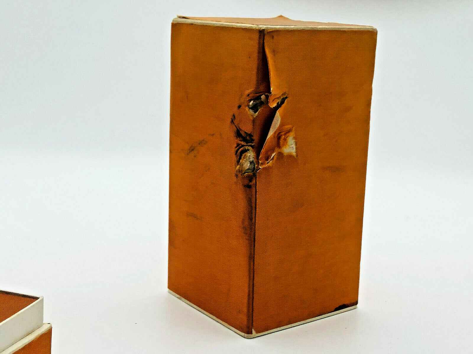 Confezione danneggiata del profumo Parce Que Roberto Capucci con un design elegante e distintivo