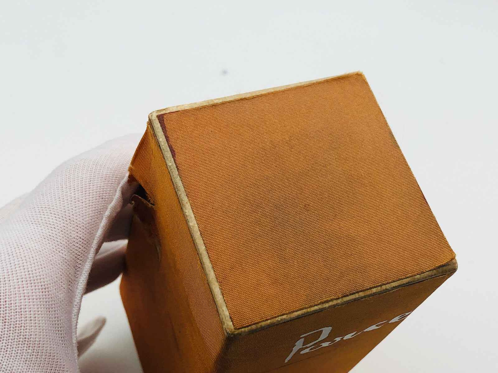 Scatola del profumo Parce Que Roberto Capucci con finitura elegante e design distintivo