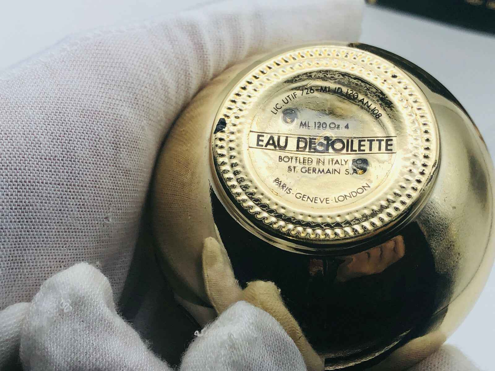 Bottiglia di profumo Passport St Germain con etichetta elegante e finitura dorata